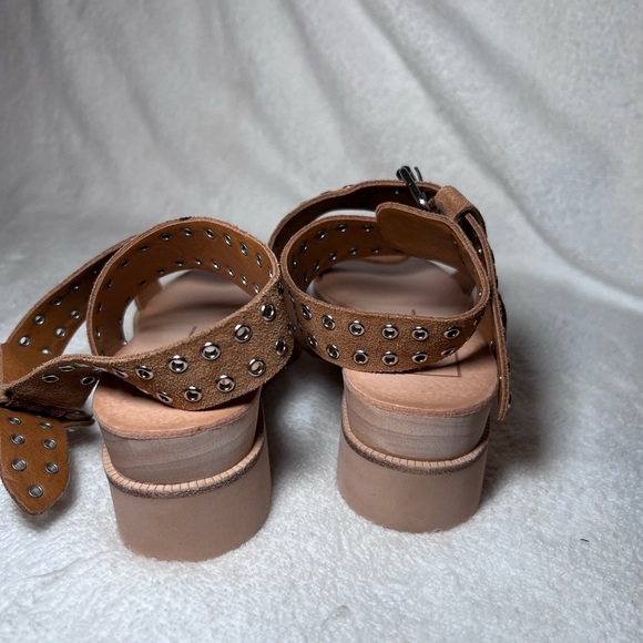 Dolce Vita Tan Sandals with Suede Finish and Platform Sole - Picture 10 of 10